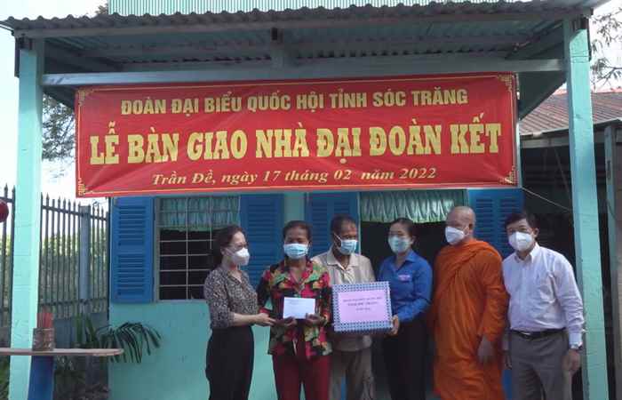 Đoàn Đại biểu Quốc hội tỉnh Sóc Trăng bàn giao nhà Đại đoàn kết tại huyện Trần Đề